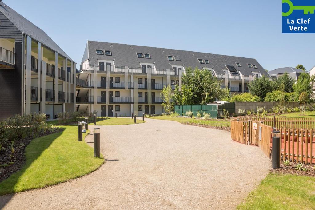 an apartment building with a pathway in front of it at Résidence Pierre & Vacances La Petite Venise in Colmar