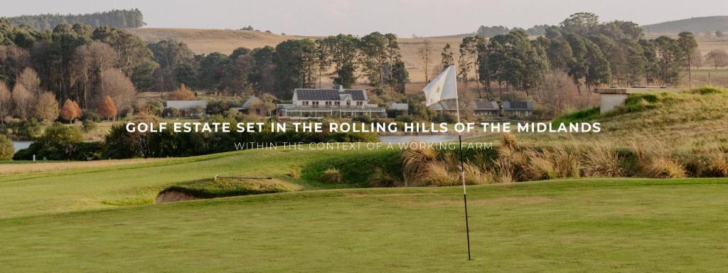 un parcours de golf situé dans les collines vallonnées du milieu des terres dans l'établissement Gowrie Farm Golf Lodge, à Nottingham Road