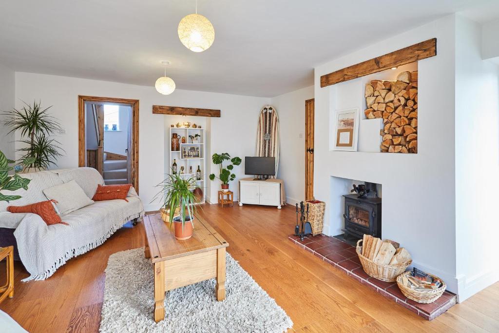 A seating area at Host & Stay - Coast Farm Cottage