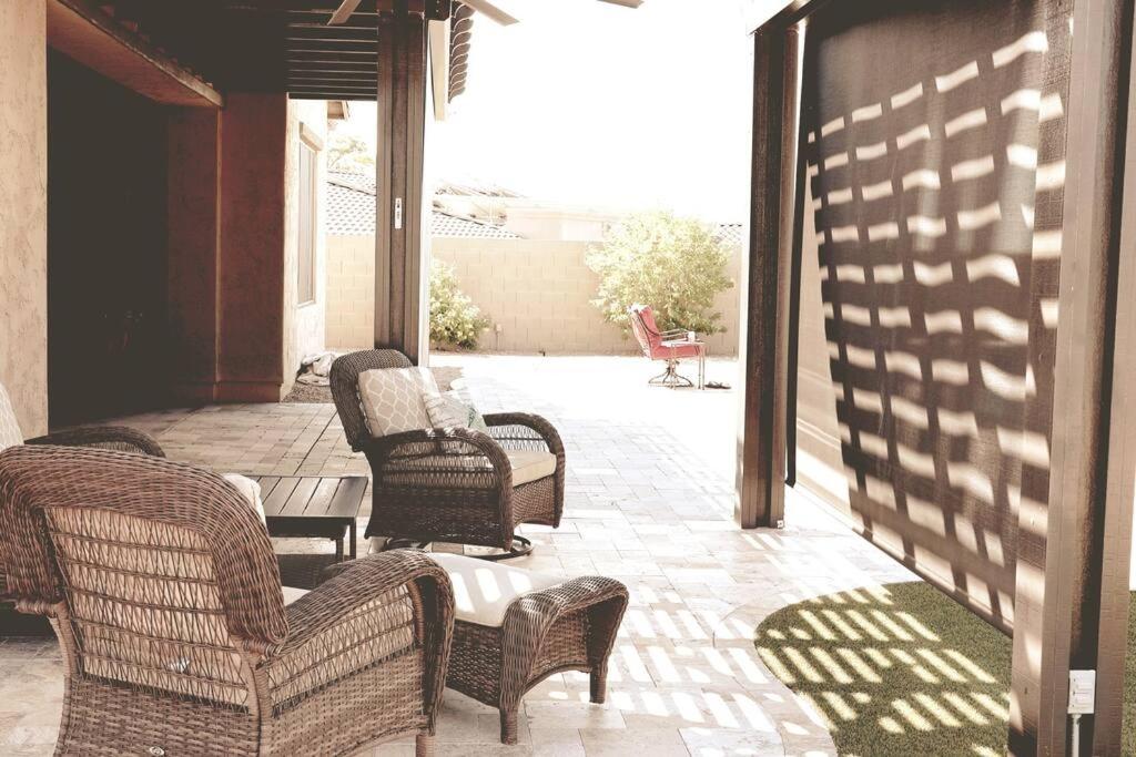 Posezení v ubytování Phoenix Home with heated pool, desert views & hot tub