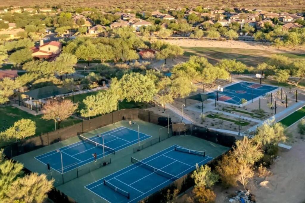 Tenis a/nebo squash v ubytování Phoenix Home with heated pool, desert views & hot tub nebo okolí