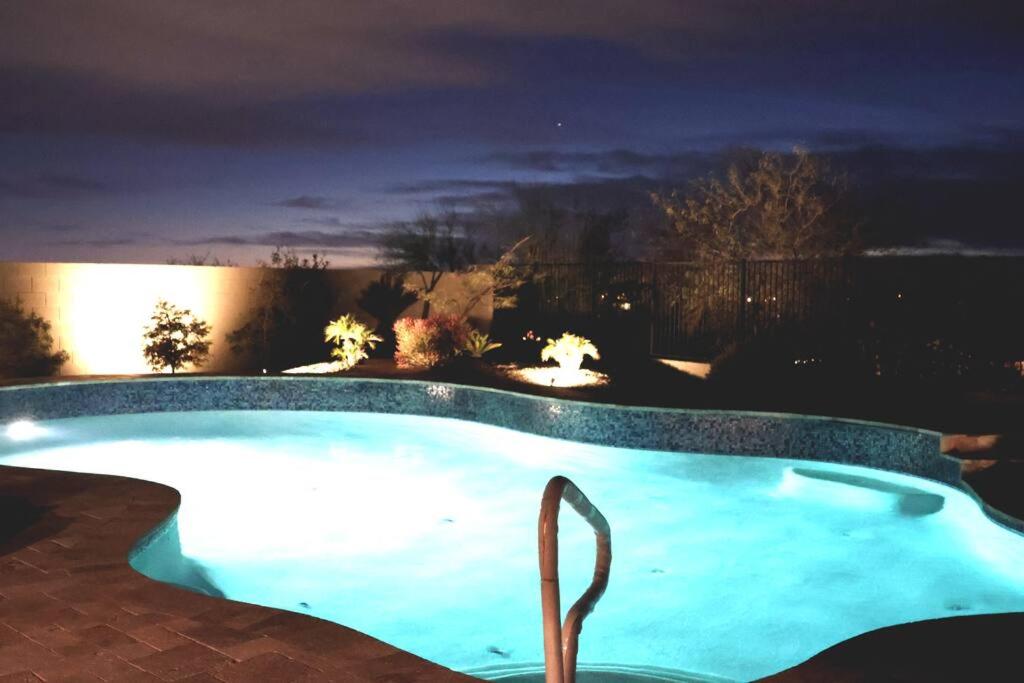 Bazén v ubytování Phoenix Home with heated pool, desert views & hot tub nebo v jeho okolí