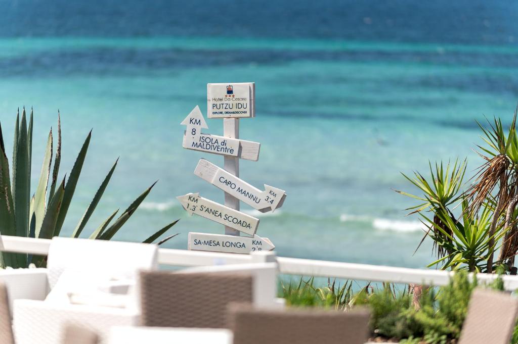 a street sign in front of the beach at Hotel da Cesare Maluentu in Putzu Idu