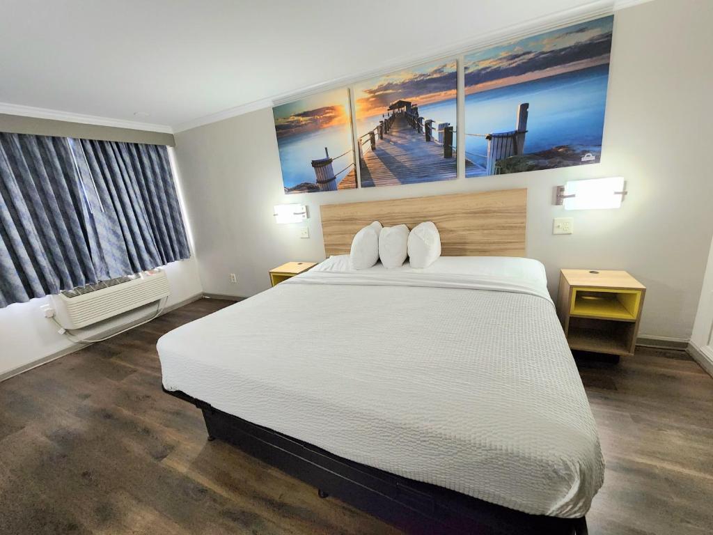 斯萊德爾的住宿－斯萊德爾戴斯酒店，卧室配有一张带两个枕头的大白色床