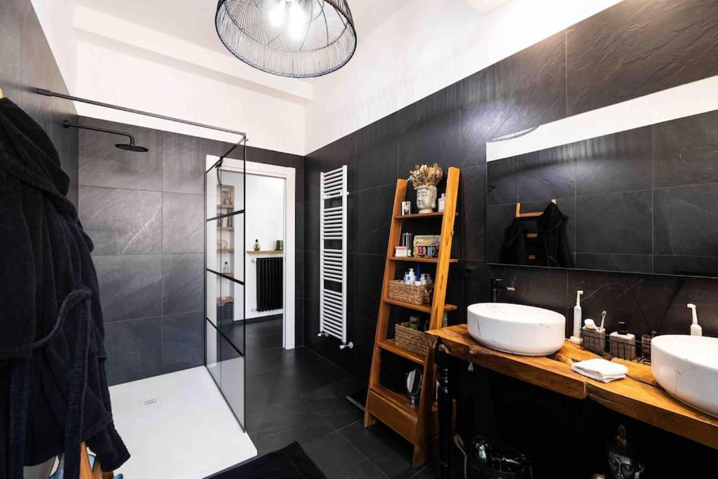 - Baño con 2 lavabos y ducha a ras de suelo en Apartment Design 5 Stelle, en Novara