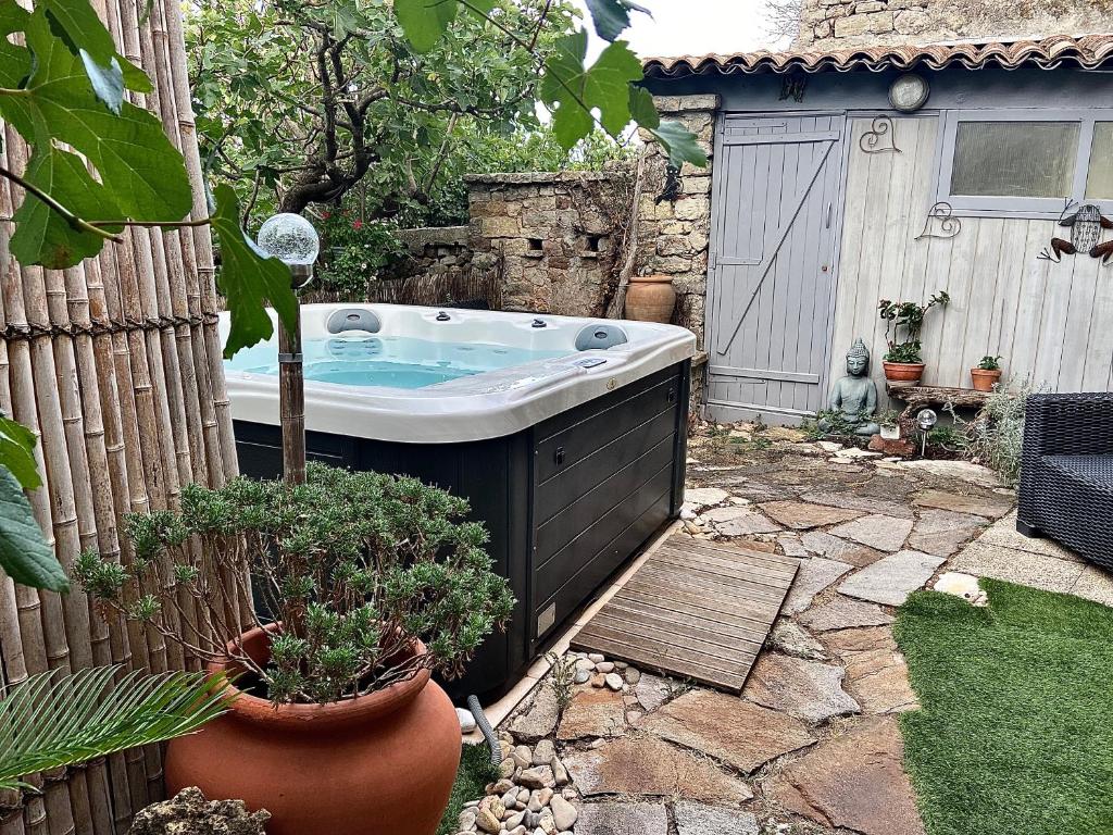 Vonkajšia záhrada v ubytovaní Grand et joli studio tout équipé avec jardin et Jacuzzi
