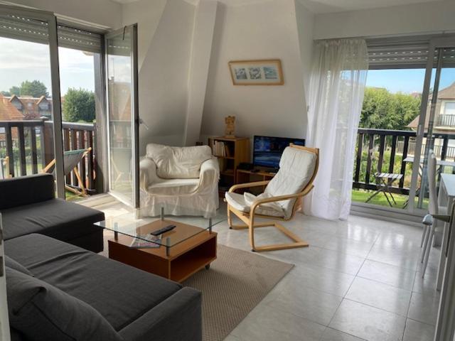 sala de estar con sofá y 2 sillas en Picsine, Tennis résidence sévigné 300m mer, en Deauville