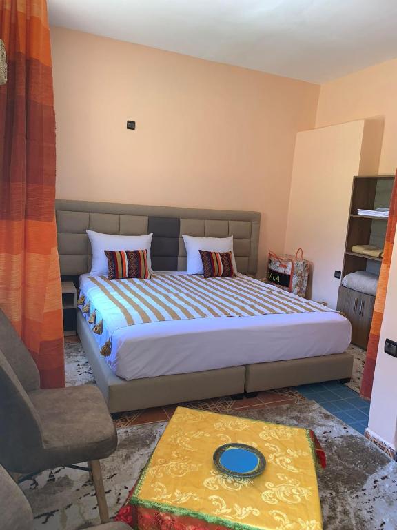 Postel nebo postele na pokoji v ubytování Oussaya House