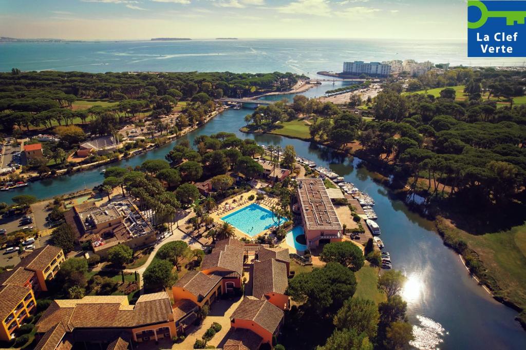 - une vue aérienne sur une rivière avec un complexe dans l'établissement Résidence Pierre & Vacances Les Rives de Cannes Mandelieu, à Mandelieu-la-Napoule