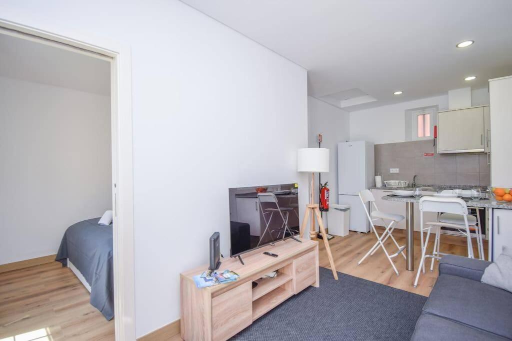 TV a/nebo společenská místnost v ubytování Charmoso apartamento com 1 quarto - 10 minutos da praia