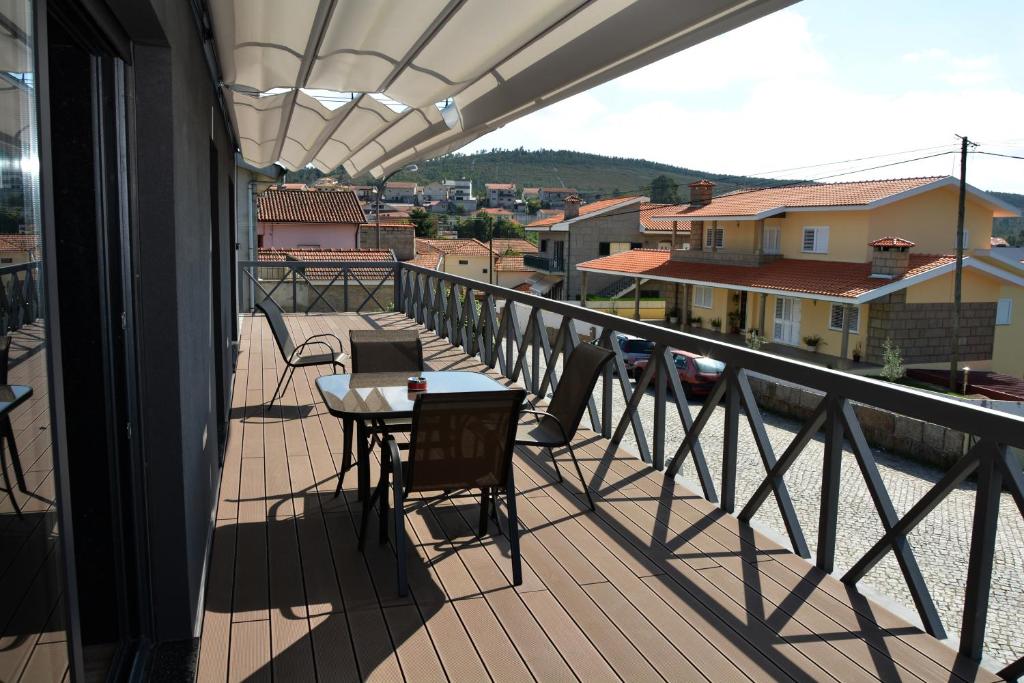 einen Balkon mit einem Tisch und Stühlen in der Unterkunft A3J Country House Lagares in Penafiel