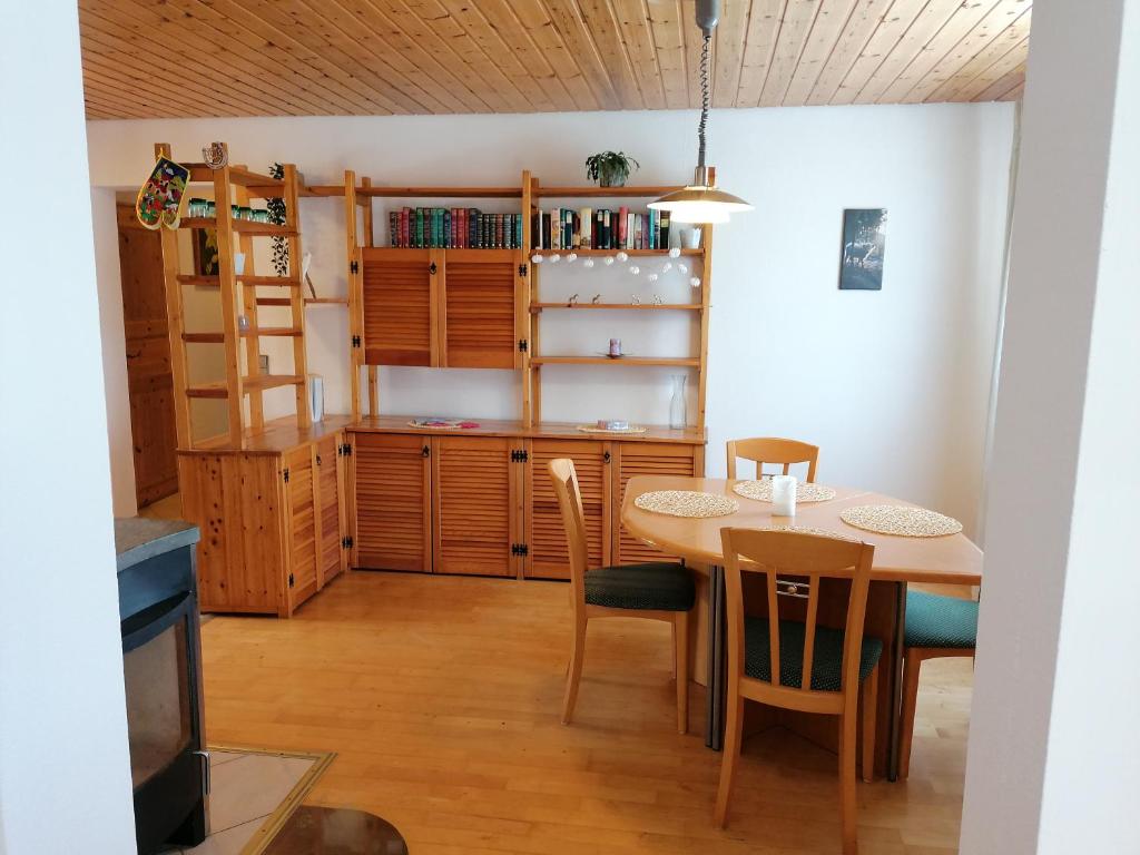 una cucina e una sala da pranzo con tavolo e sedie di Feriendomizil Naturliebe a Dornhan