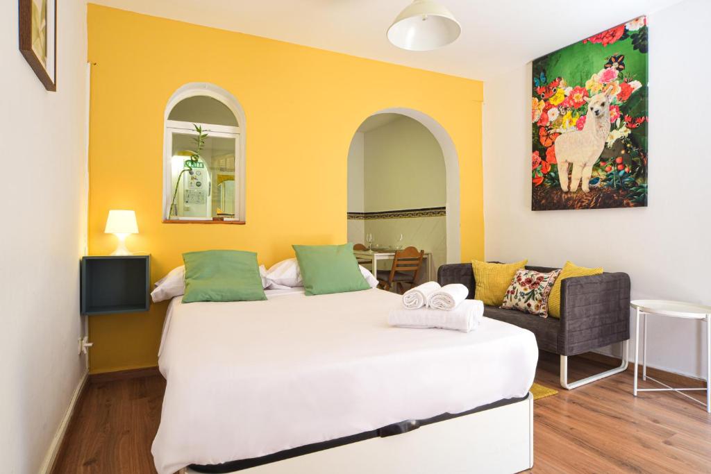 マドリードにあるEl Prado Historic Centerのベッドルーム1室(大型ベッド1台付)が備わります。