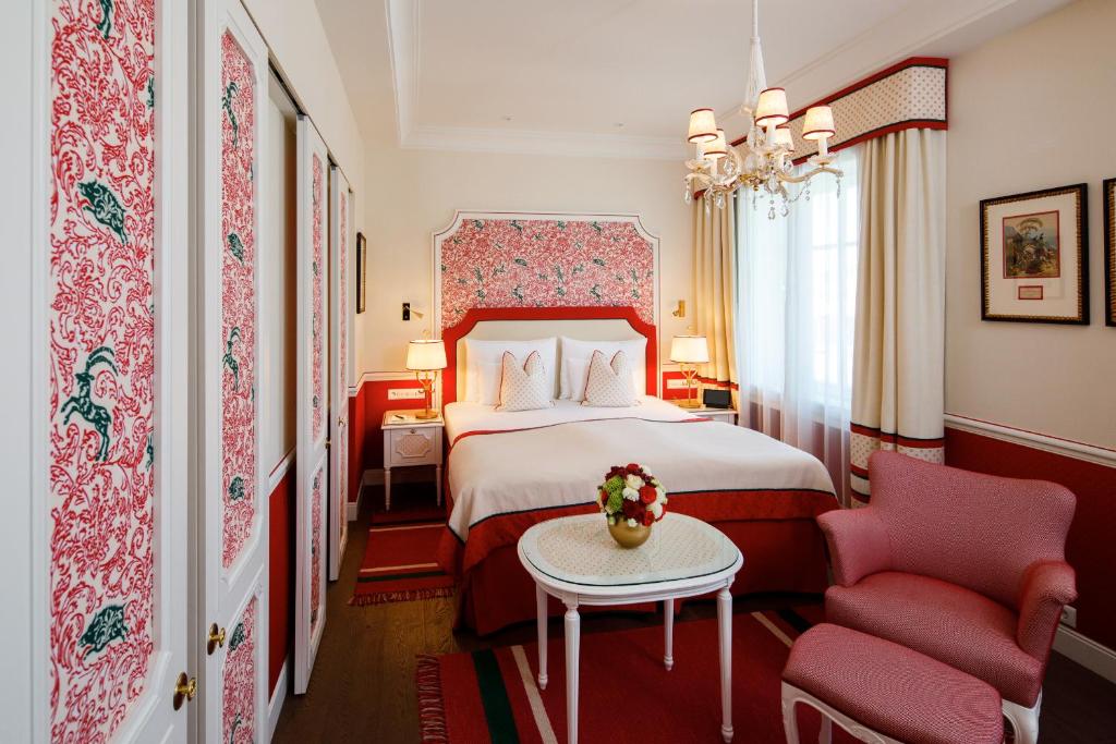 Postel nebo postele na pokoji v ubytování Hotel Sacher Salzburg
