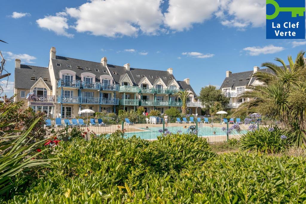 un hotel con piscina y un complejo en Résidence Pierre & Vacances Cap Marine en Le Guilvinec