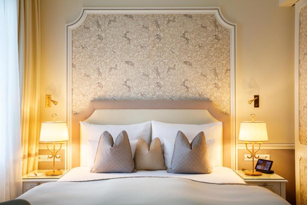 Postel nebo postele na pokoji v ubytování Hotel Sacher Salzburg