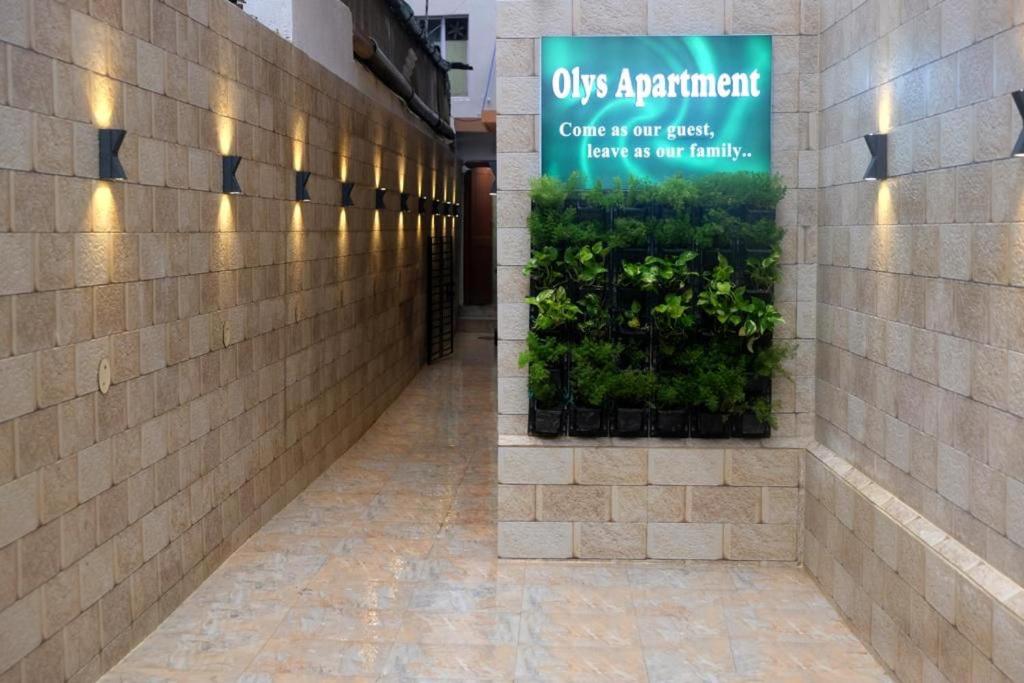 um corredor com uma placa no lado de um edifício em Olys Apartment Gariahat em Calcutá