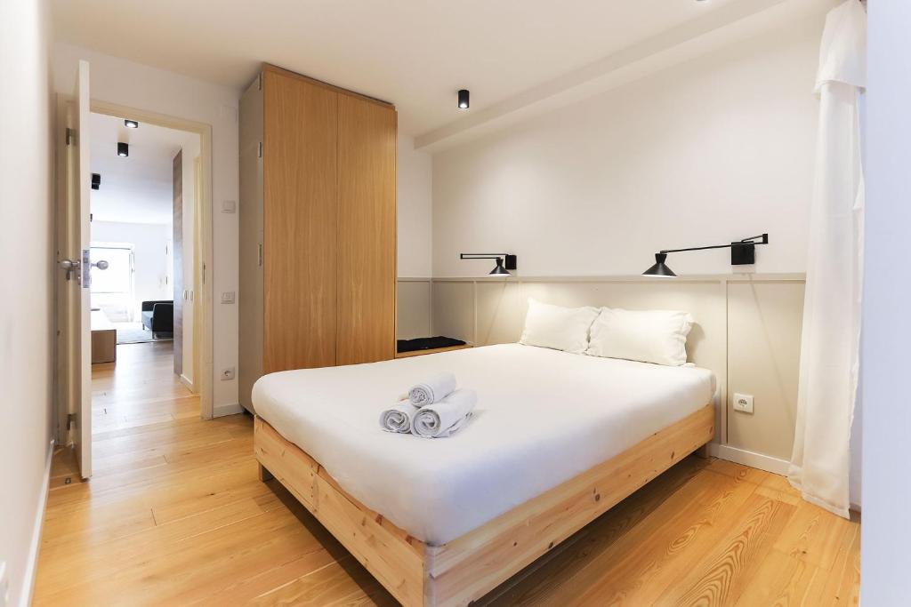 リスボンにあるSao Bento Classic by Homingのベッドルーム1室(大きな白いベッド1台、タオル2枚付)