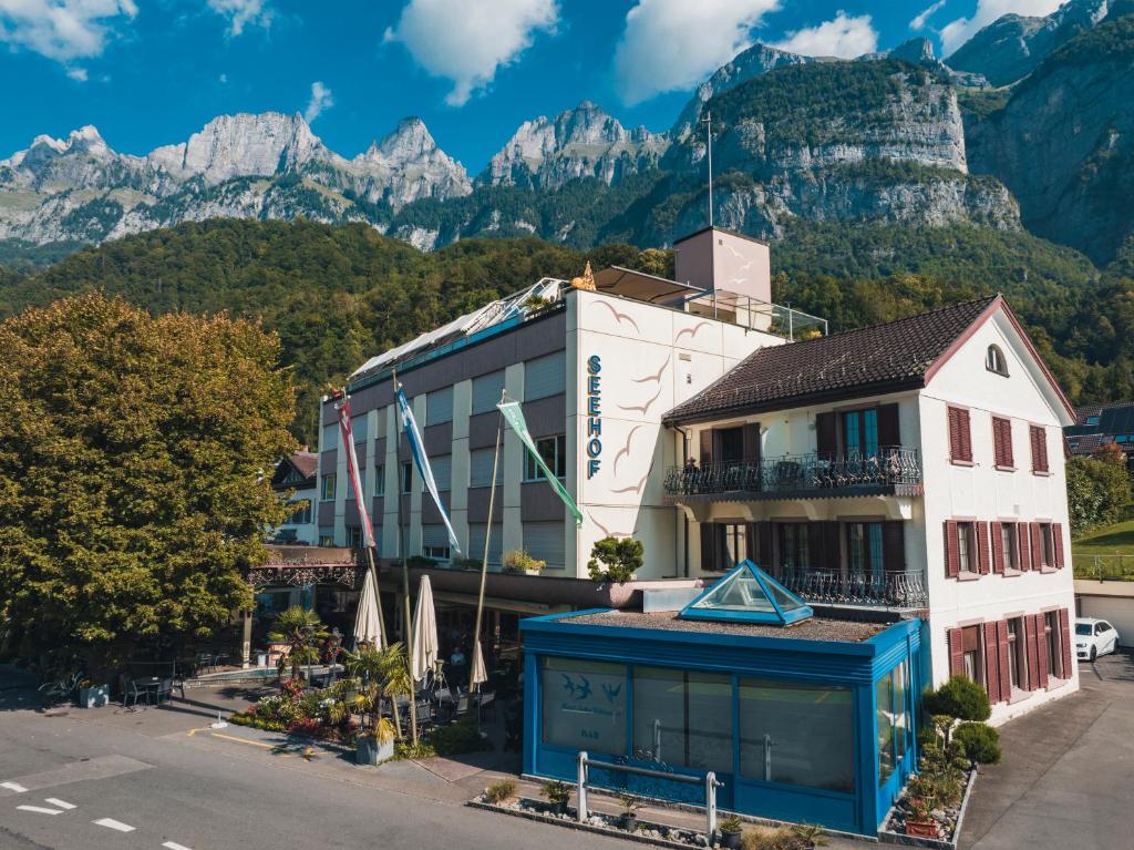 Nespecifikovaný výhled na hory nebo výhled na hory při pohledu z hotelu