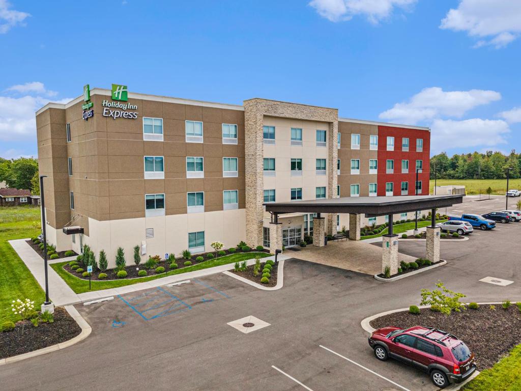 eine Luftansicht eines Hotels mit Parkplatz in der Unterkunft Holiday Inn Express - South Haven, an IHG Hotel in South Haven