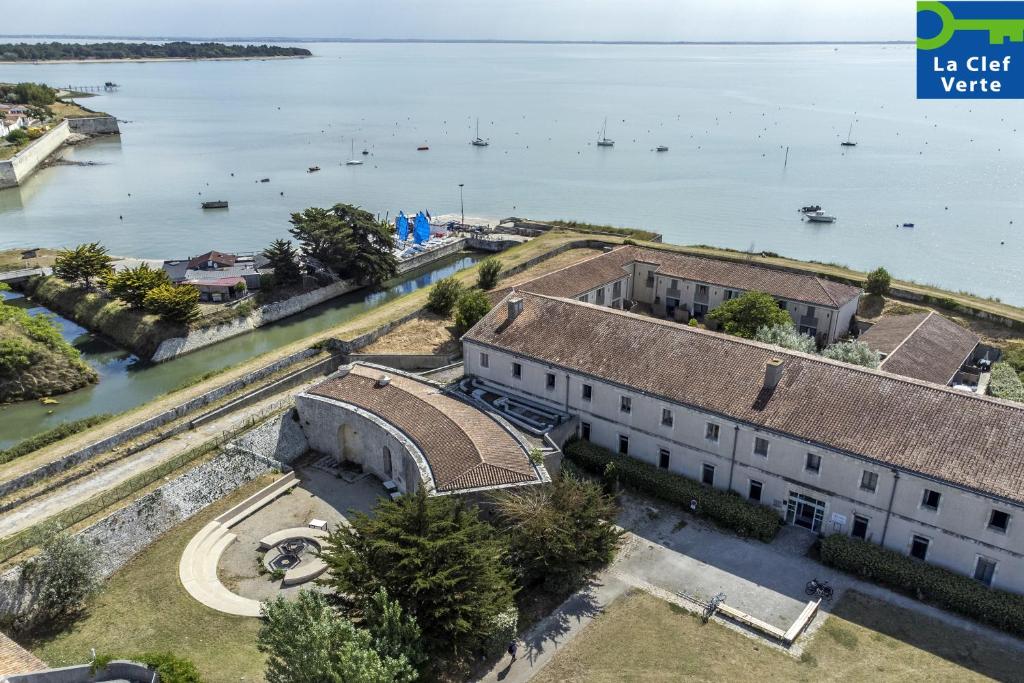 une vue aérienne sur un bâtiment à côté de l'eau dans l'établissement Résidence Pierre & Vacances Le Fort de la Rade, à Île-d'Aix