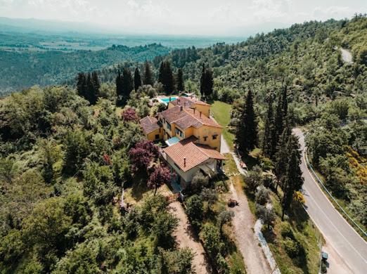eine Luftansicht eines großen Hauses im Wald in der Unterkunft San Martino Country Villa B&B in Barberino di Mugello