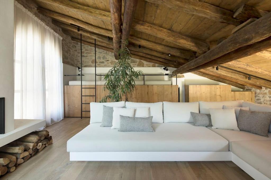 ein weißes Sofa in einem Zimmer mit Holzdecken in der Unterkunft Cabana La Roca in La Roca