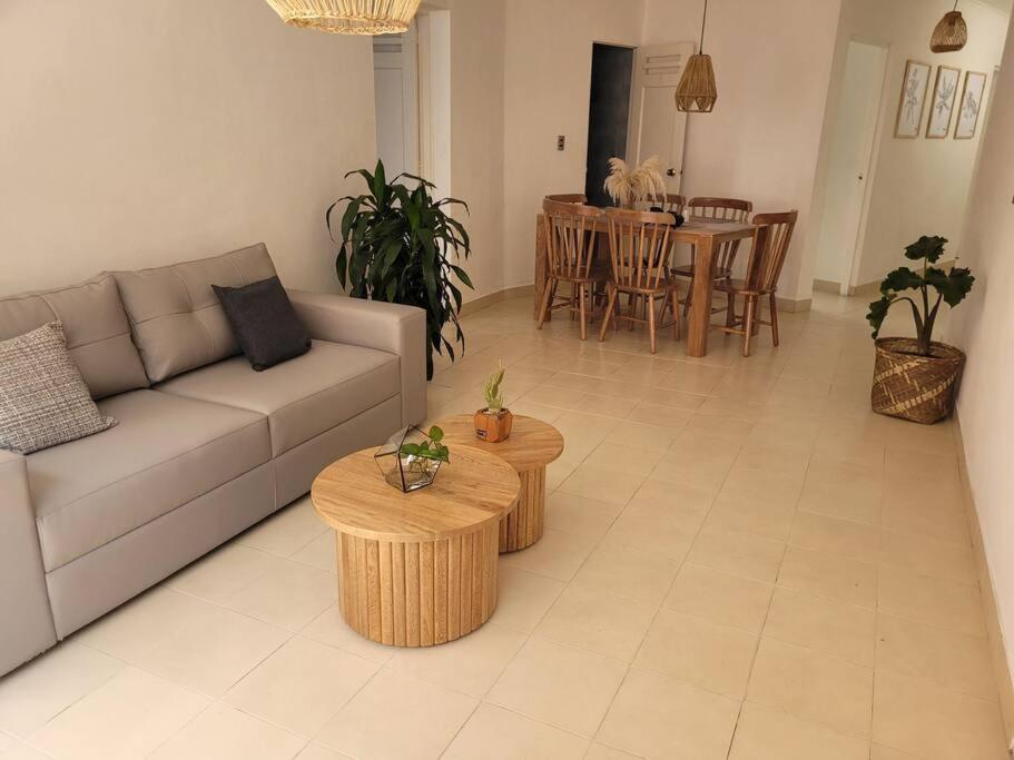 un salon avec un canapé et une table dans l'établissement Apartamento con encanto Laureles UPB, à Medellín