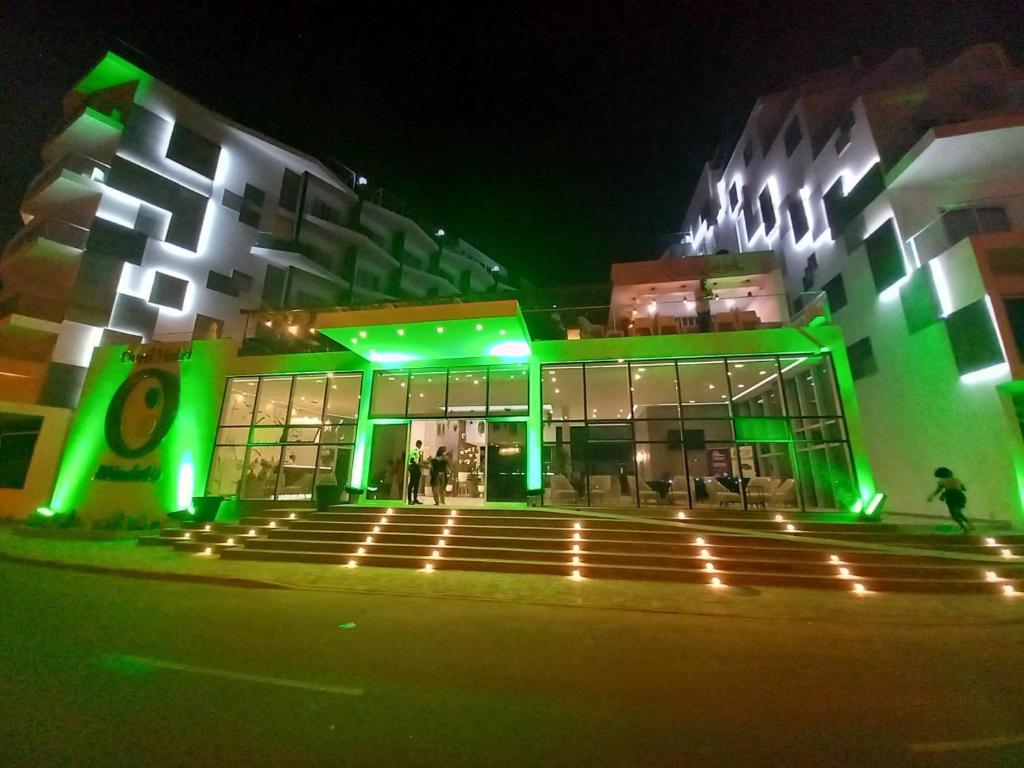 um edifício com luzes verdes à frente em Ouril Mindelo em Mindelo