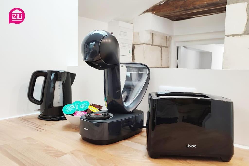 a black blender sitting on a counter next to a toaster at Le Cypri&#39;Deux by iZiLi *Confort*Calme* in Poitiers