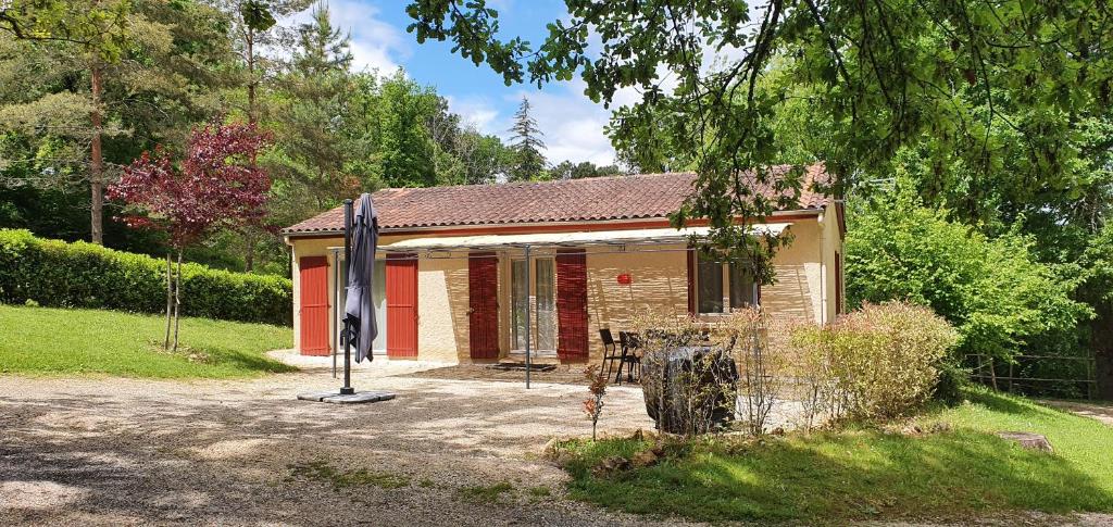 une petite maison en briques avec une porte rouge dans l'établissement LA FIGUIERA de 1 à 4 personnes, à Lavergne