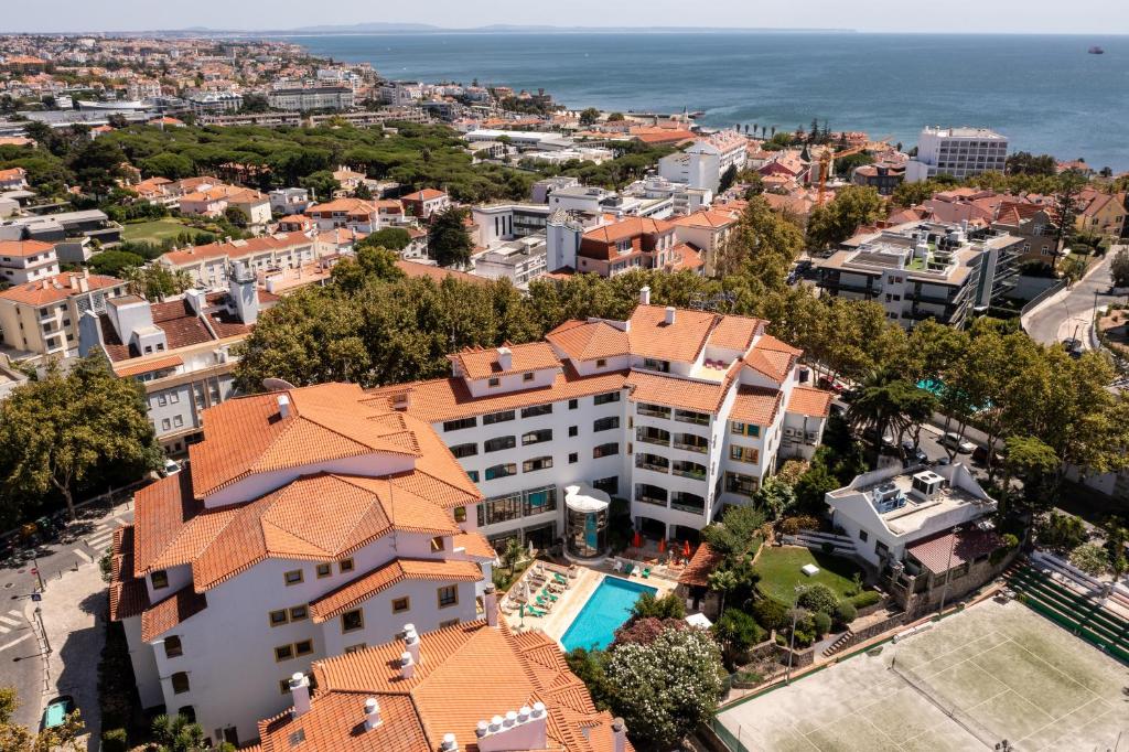 an aerial view of a building with a swimming pool at Clube do Lago Hotel in Estoril