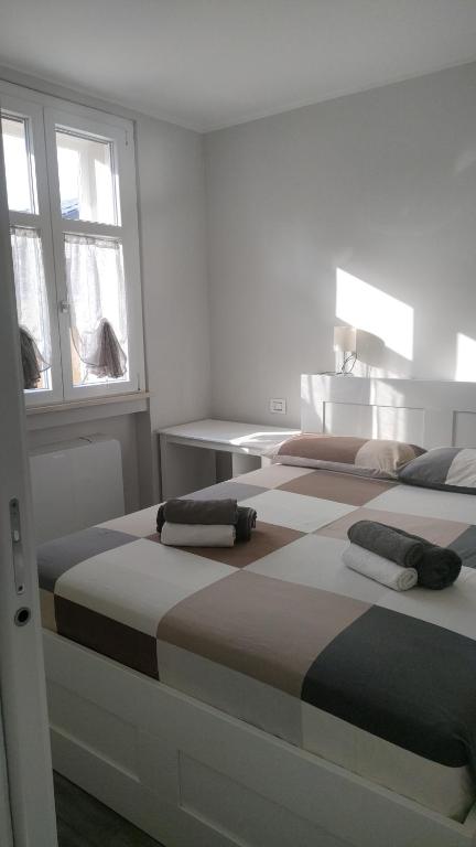 Cette chambre blanche dispose de 2 lits et de 2 fenêtres. dans l'établissement Residenza Il Principe Bilocale Centro, à Parme
