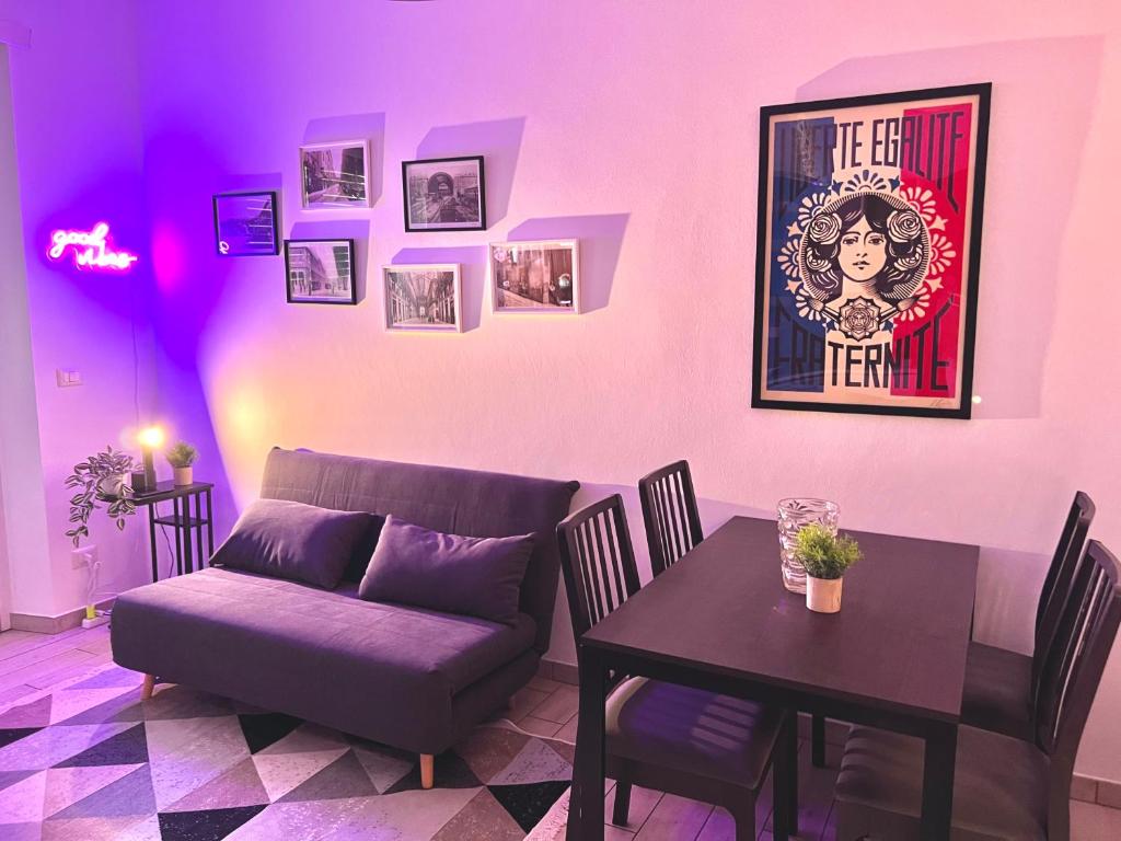 sala de estar con sofá y mesa en Moderno Appartamento in Cenisia en Turín