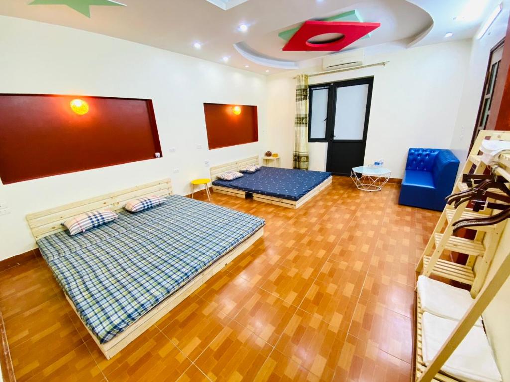 寧平的住宿－Lion HOMESTAY，客房设有两张床和一台平面电视。