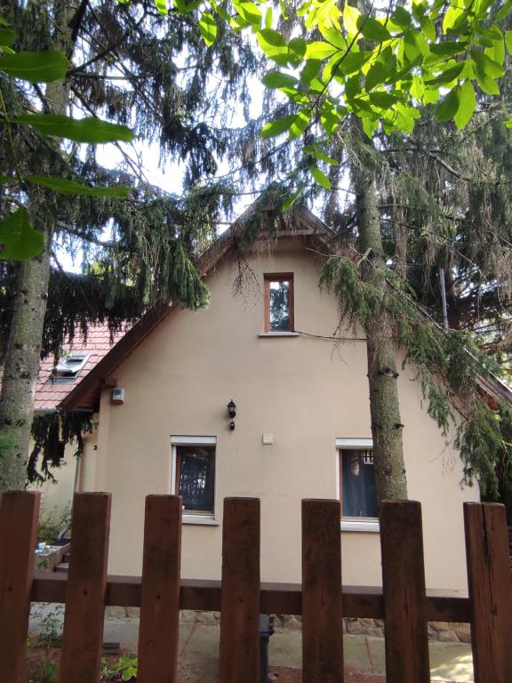 una casa vista a través de una valla en BudaWestHouse, en Budakeszi