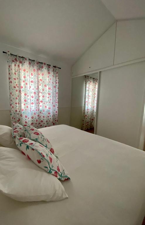 A bed or beds in a room at Bungalows Playa Flor, Campo Internacional, Maspalomas.
