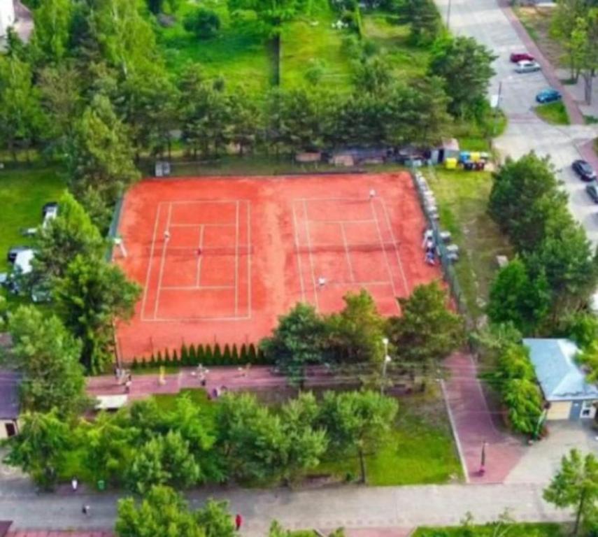 una vista aérea de una pista de tenis en un parque en Suchedniów mieszkanie, en Suchedniów