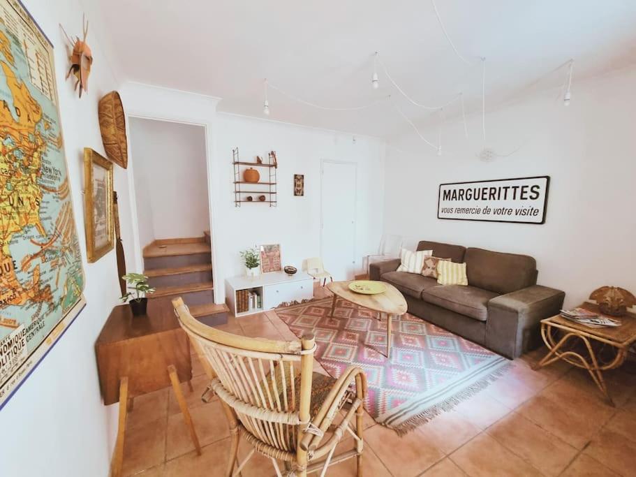 un salon avec un canapé et une table dans l'établissement La Planque/Terrasse - entre Nîmes/Pont du Gard, à Marguerittes