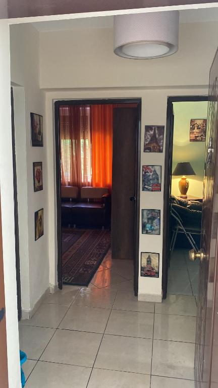 Postel nebo postele na pokoji v ubytování Cozzy Cottage, in center of Tirana