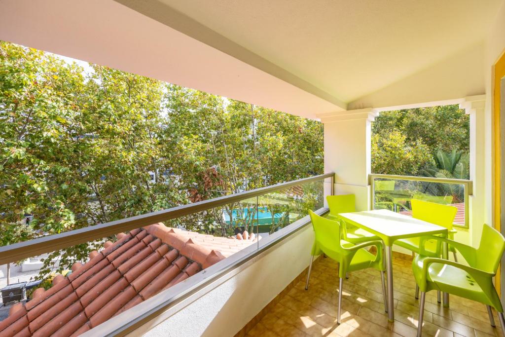a balcony with a table and chairs at Clube do Lago Hotel in Estoril