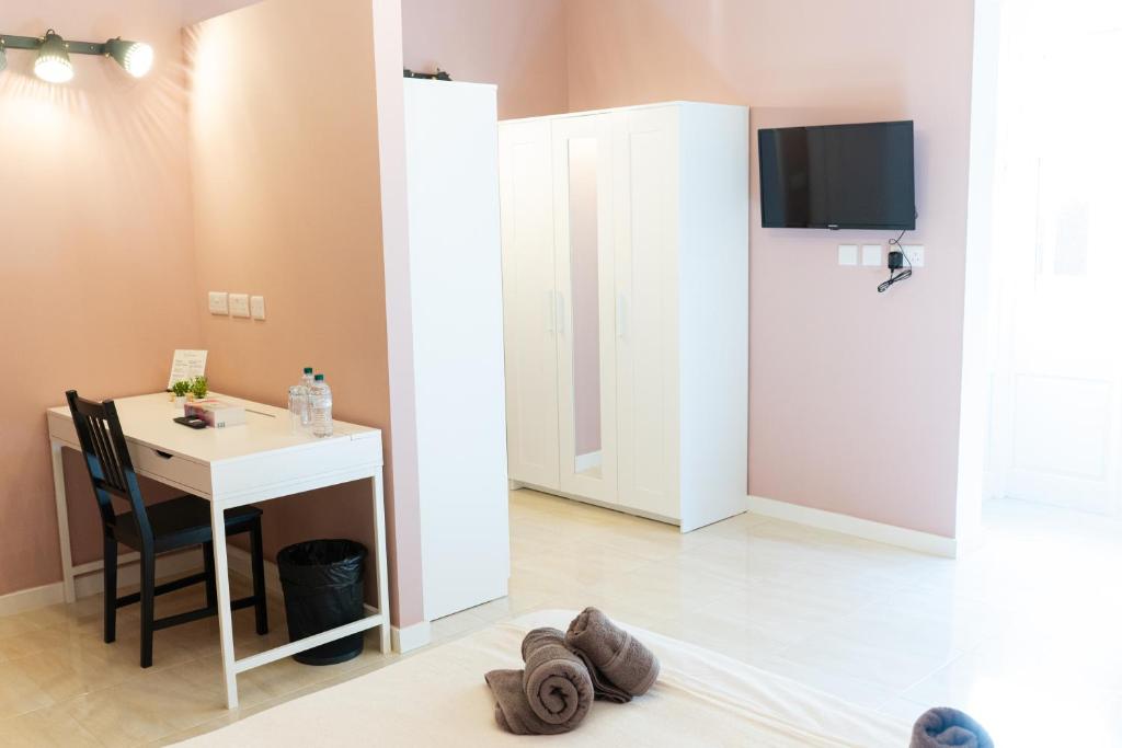 TV a/nebo společenská místnost v ubytování Three Cities Guest House