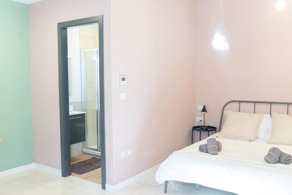 Postel nebo postele na pokoji v ubytování Three Cities Guest House