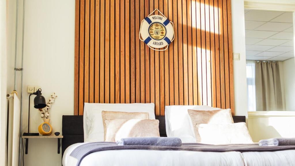 um quarto com uma cama com um remendo na parede em The marine apartment near Amsterdam em Kortenhoef