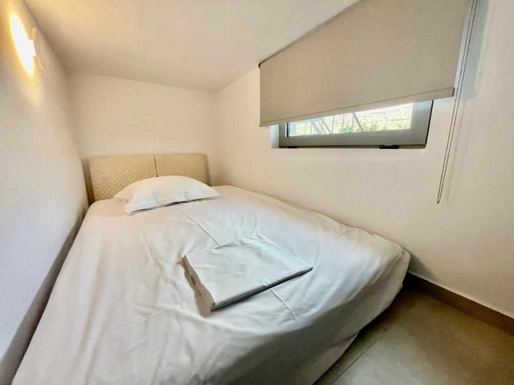 A bed or beds in a room at Villa Isabella Aegina