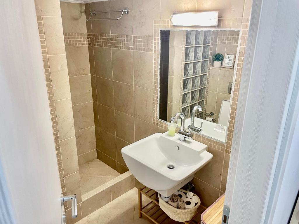 A bathroom at Villa Isabella Aegina