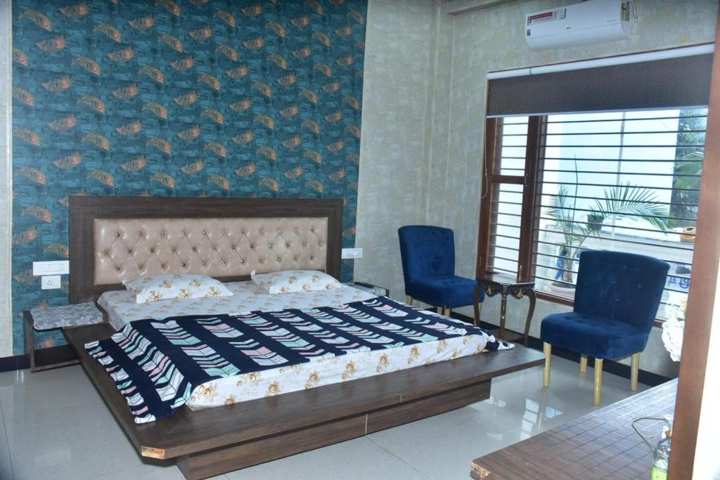 Postel nebo postele na pokoji v ubytování Shreshth Home Stay - Best Family Accommodation - 3km from Har Ki Pauri, Haridwar, Uttarakhand