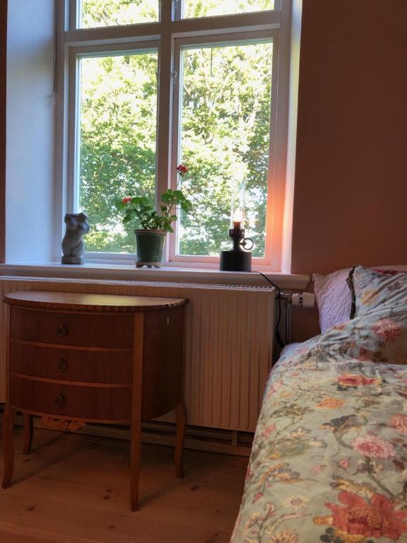 Postel nebo postele na pokoji v ubytování Tullesbo Sätesgård