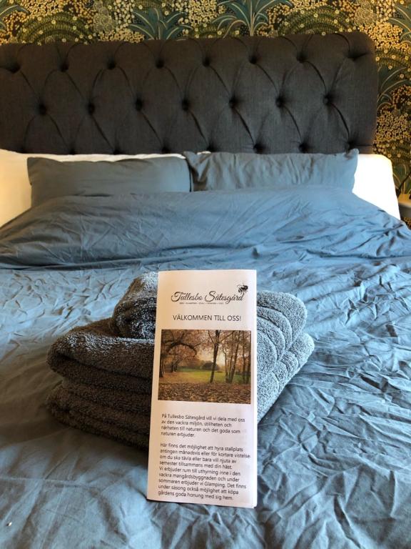 Postel nebo postele na pokoji v ubytování Tullesbo Sätesgård