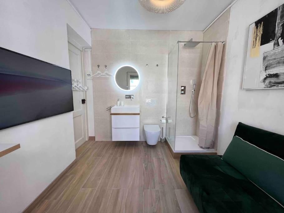 Kupatilo u objektu New studio with private bathroom and balcony